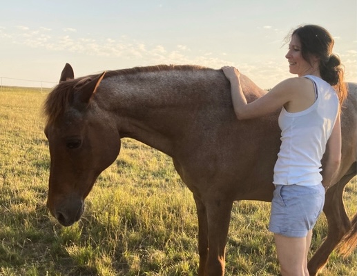 Kathi und Pferd auf Weide